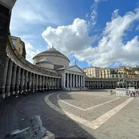 O Munaciell A Piazza Plebiscito Con Vista San Martino Nápoles Exterior foto