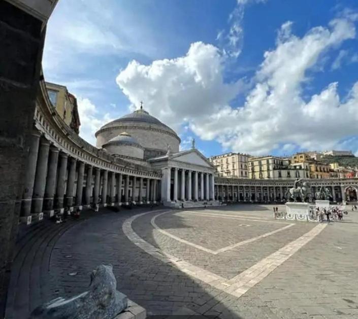 O Munaciell A Piazza Plebiscito Con Vista San Martino Apartamento *